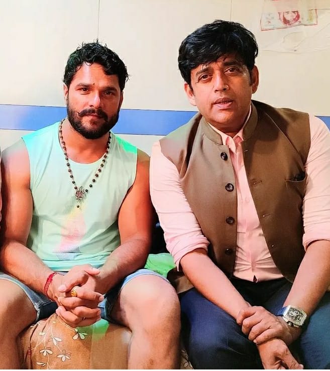 निर्माता रत्नाकर कुमार और खेसारी लाल यादव स्टारर भोजपुरी फिल्म संघर्ष 2 के सेट पर पहुंचे रवि किशन 58 WhatsApp Image 2022 09 12 at 13.22.56