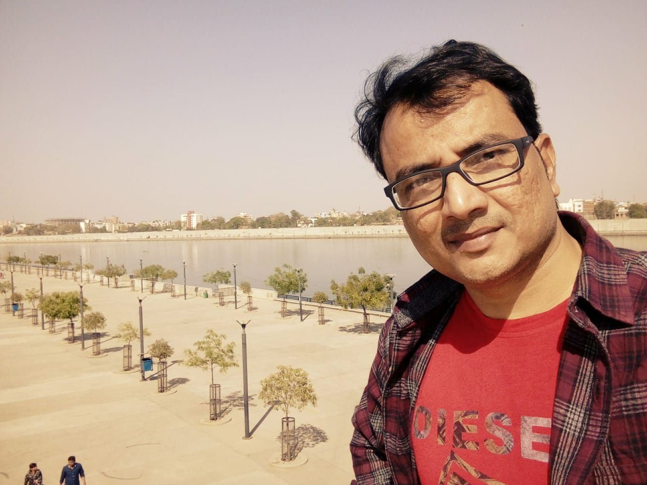 दृढ़ संकल्प और कड़ी मेहनत से सोलापुर से आने वाले अभिनेता – निर्देशक एजाज़ अहमद ने बनाई अपनी पहचान 57 दृढ़ संकल्प और कड़ी मेहनत से सोलापुर से आने वाले अभिनेता – निर्देशक एजाज़ अहमद ने बनाई अपनी पहचान