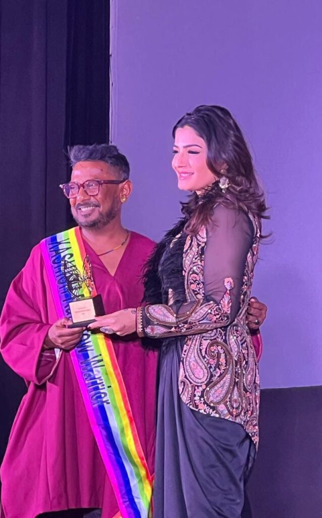 अभिनेत्री रवीना टंडन ने प्रतिष्ठित 14वें कशिश इंटरनेशनल क्वीर फिल्म फेस्टिवल में फिल्म निर्माता ओनिर को कशिश रेनबो अवार्ड से सम्मानित किया 58 WhatsApp Image 2023 06 08 at 12.59.47