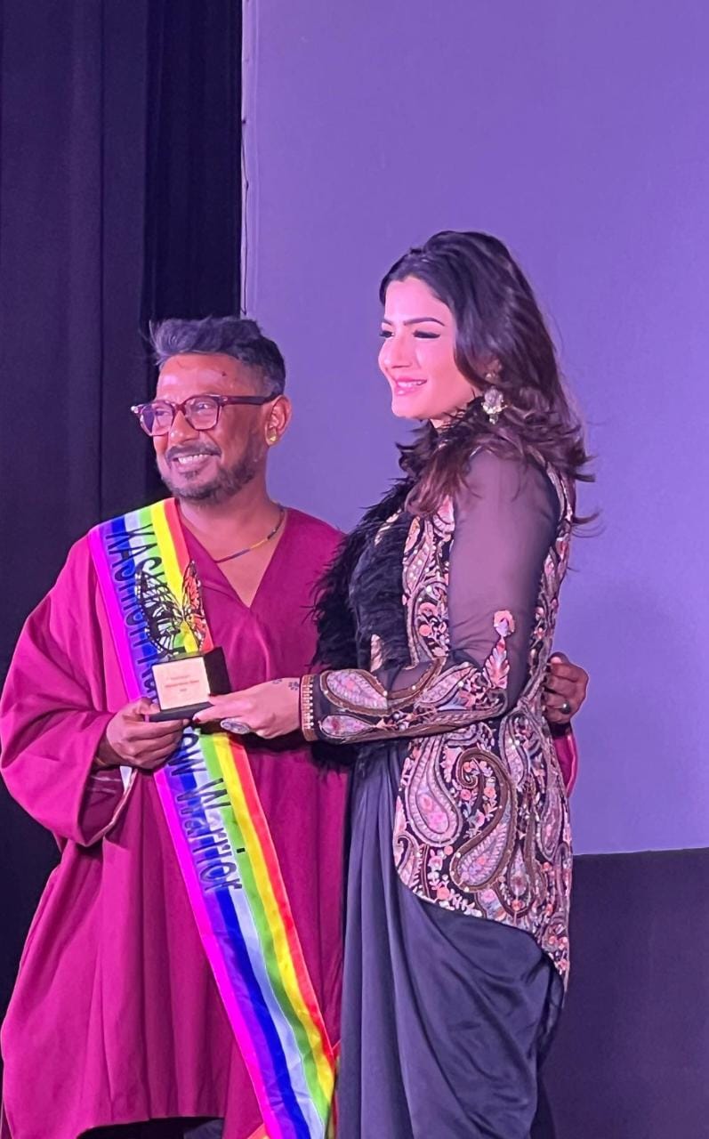 अभिनेत्री रवीना टंडन ने प्रतिष्ठित 14वें कशिश इंटरनेशनल क्वीर फिल्म फेस्टिवल में फिल्म निर्माता ओनिर को कशिश रेनबो अवार्ड से सम्मानित किया 57 WhatsApp Image 2023 06 08 at 12.59.47