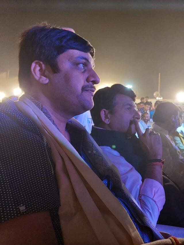 आजमगढ़ के सांसद खेल महोत्सव में आनन्द बिहारी यादव को मनोज तिवारी व दिनेश लाल निरहुआ ने सम्मानित किया .!