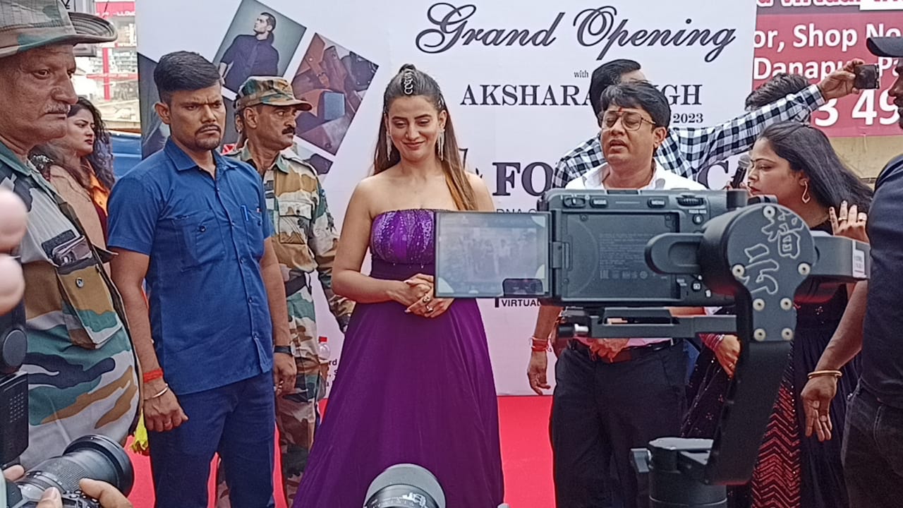 फॉरेंसिक मेंसवेयर स्टोर के इंडोर्समेंट के दौरान भावुक हुईं अक्षरा सिंह, कहा - जनता के प्यार ने बनाया स्टार 57 फॉरेंसिक मेंसवेयर स्टोर के इंडोर्समेंट के दौरान भावुक हुईं अक्षरा सिंह, कहा - जनता के प्यार ने बनाया स्टार