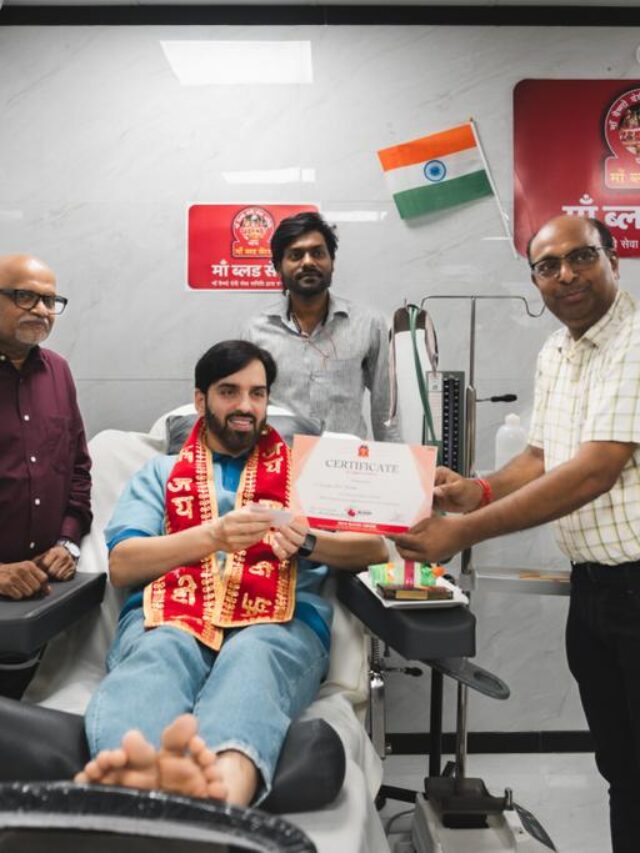 लव सिन्हा पटना के ‘मां ब्लड सेंटर’ में रक्तदान किया ताकी वे दूसरों को भी ऐसा करने के लिए प्रेरित कर सके!